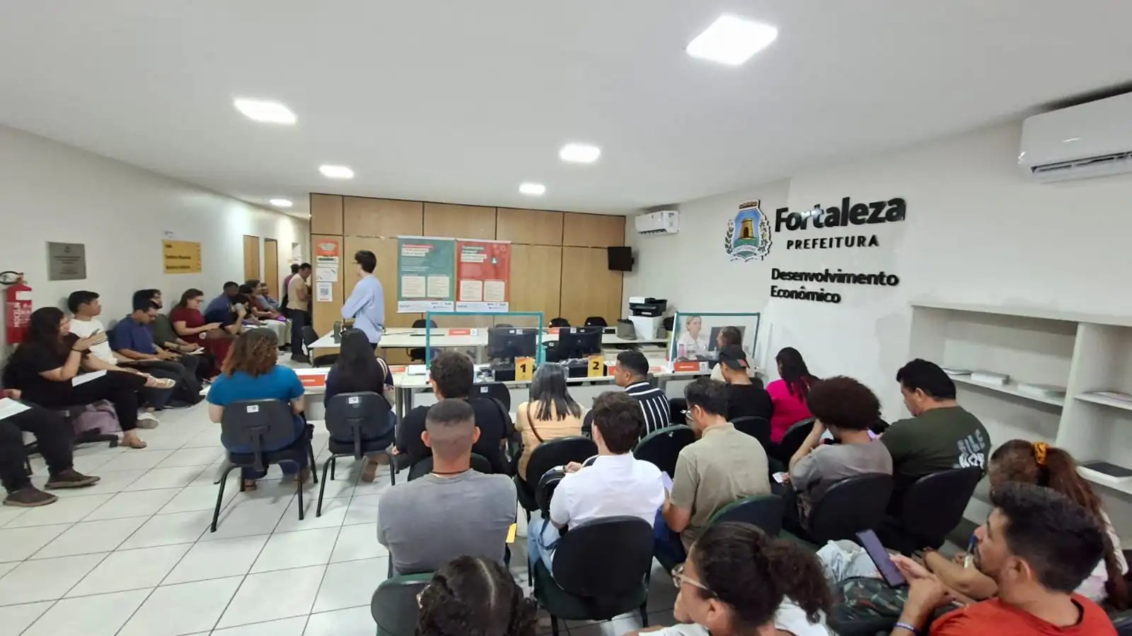 pessoas sentadas em uma sala ampla